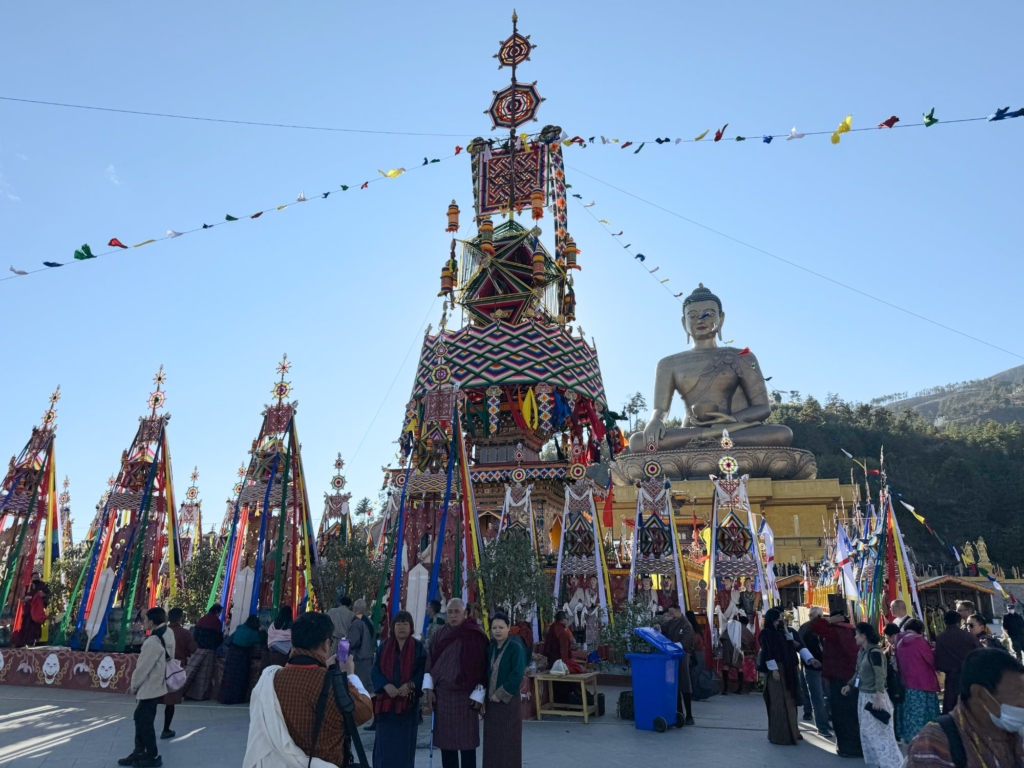 Traditionelle Ritual-Strukturen und Gebetsfahnen während des Jabshi Gyap Rituals beim Global Peace Prayer Festival zu Füßen des großen Buddha.
