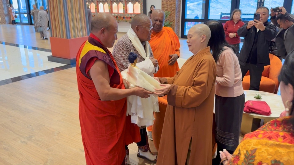 Ceremonial exchange of gifts between Venerable Master Shi Zheng Da and Dasho Passang Dorji in the hotel lobby at the conclusion of the trip.