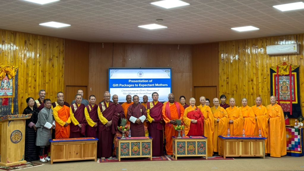 Die buddhistische Reisegruppe und offizielle Vertreter bei der feierlichen Übergabe der Spendenpakete an werdende Mütter im Krankenhaus von Thimphu.